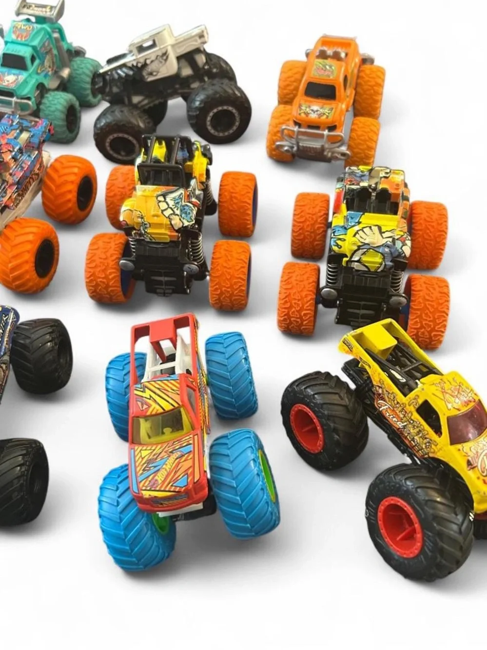 Hot Wheels Monster Trucks Lot of 16 Diecast 1:64 Grave Digger Soldier Fortune